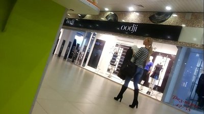 Uma gaja fixe no supermercado.