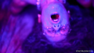 O bebé masturba-se perante as câmaras e leva-se ao orgasmo.